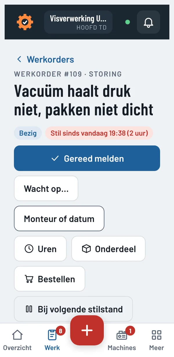 Uptiq op de telefoon: een werkorder voor een vacuümverpakker die stilstaat, met de knop Gereed melden